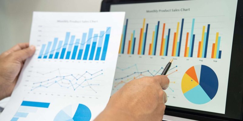 Asian accountant working and analyzing financial reports project Strumenti di analisi tecnica del sito web