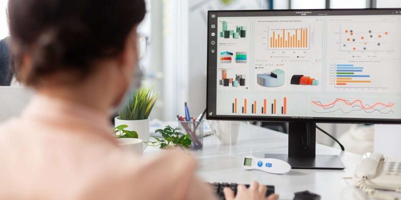 Businesswoman working at financial presentation analyzing company graphs Strumenti per il monitoraggio delle posizioni su Google